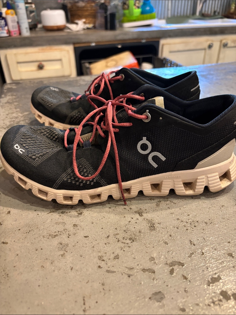 Oncloud Running shoes 9.5 womens with Pink Laces and Cream Sole, great condition